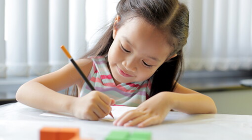4 Tahapan Menulis Anak Usia Dini dan Cara Mengasahnya