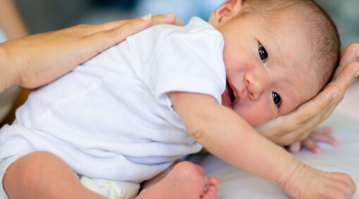 Memahami Penyebab dan Cara Mengatasi Cegukan pada Bayi