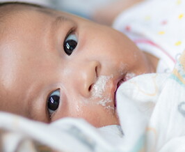  Kenali Penyebab dan Cara Mengatasi Bayi Gumoh