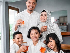 3 Tips si Kecil Tetap Sehat dan Semangat pada Puasa Pertamanya