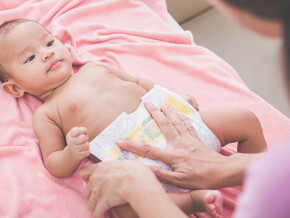 Cara mengganti popok bayi