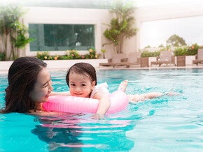 Menjaga Si Kecil di Taman Bermain dan Kolam Renang