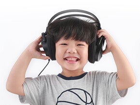 Mendengarkan Musik Bisa Tingkatkan Kehebatan Si Kecil, Lho!