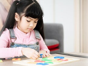 Si Kecil Makin Pintar dengan Bermain Puzzle