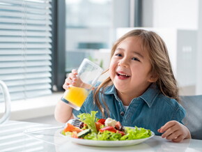 Tips Penuhi Asupan Nutrisi untuk Jaga Berat Badan Ideal Anak