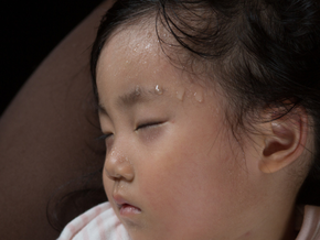 Anak Berkeringat Saat Tidur: Normal atau Tanda Masalah?