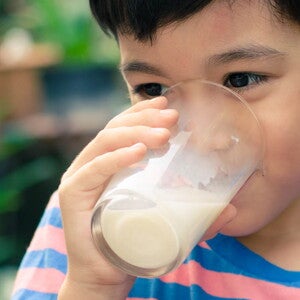  4 Alasan Balita Perlu Minum Susu