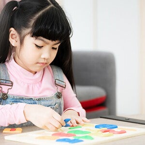 Si Kecil Makin Pintar dengan Bermain Puzzle