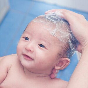 Bagaimana memandikan bayi baru lahir