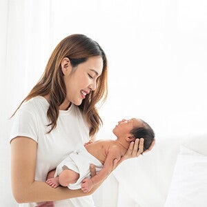 Cara Menggendong Bayi Sesuai Usia