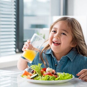 Tips Penuhi Asupan Nutrisi untuk Jaga Berat Badan Ideal Anak