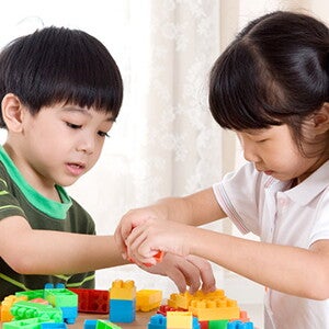 5 Aktivitas Seru di Rumah Sebagai Cara Mengasah Otak Anak