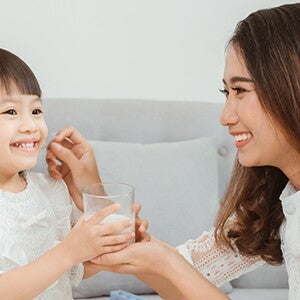 7 Tips untuk Memilih Susu Penambah Berat Badan Anak