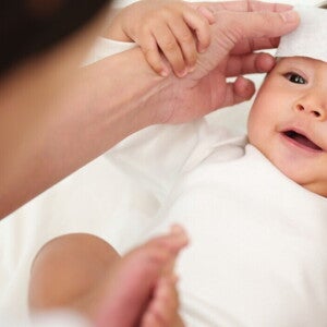Cara Menurunkan Panas pada Bayi dengan Aman Cara Menurunkan Panas pada Bayi dengan Aman