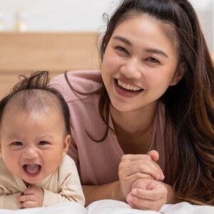 Manfaat Tummy Time untuk Bayi: Cara Tepat, Frekuensi, dan Respons Saat Bayi Menangis