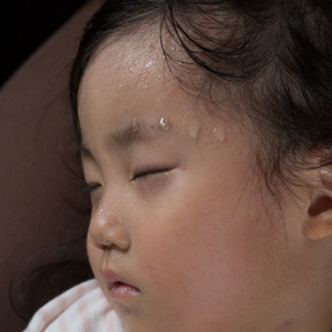 Anak Berkeringat Saat Tidur: Normal atau Tanda Masalah?