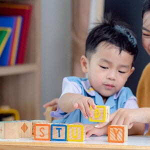 Permainan Kreatif untuk Mengenal Huruf Abjad Bersama Si Kecil
