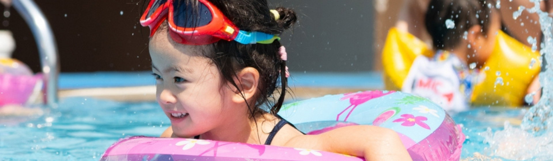 Pelajari manfaat berenang untuk anak, mulai dari melatih motorik kasar, melatih pernapasan, hingga tips aman mengajari anak berenang sejak dini