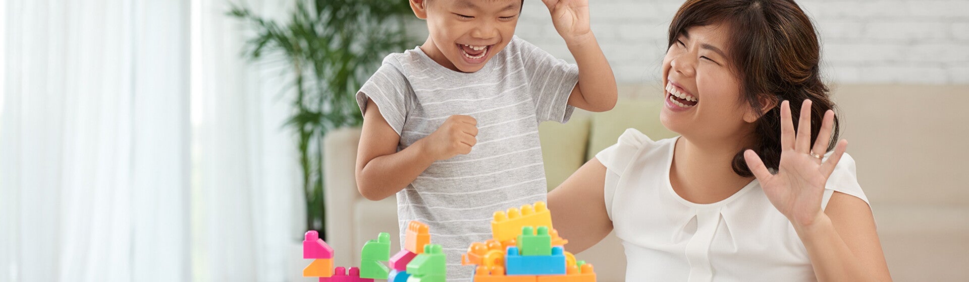 Dukung dan pahami tahap perkembangan bayi Dukung dan Pahami Tahap Perkembangan Bayi
