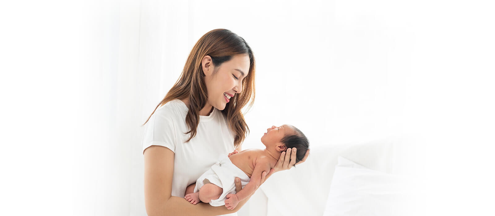 Cara Menggendong Bayi Sesuai Usia