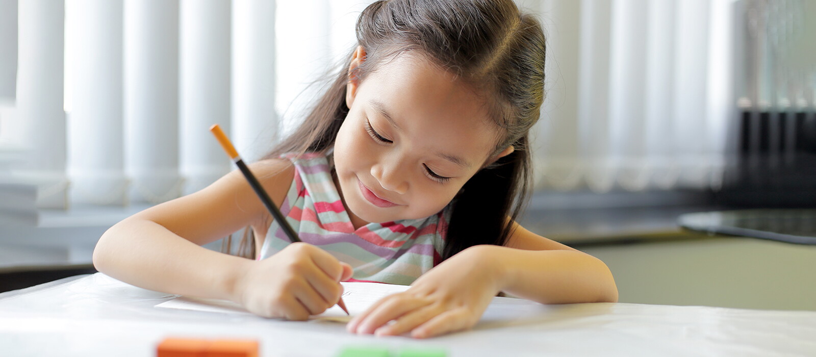 4 Tahapan Menulis Anak Usia Dini dan Cara Mengasahnya